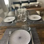 Vous Viendrez Vivre Ici 2 Pieces Lavandes Garage A Moto Appartement